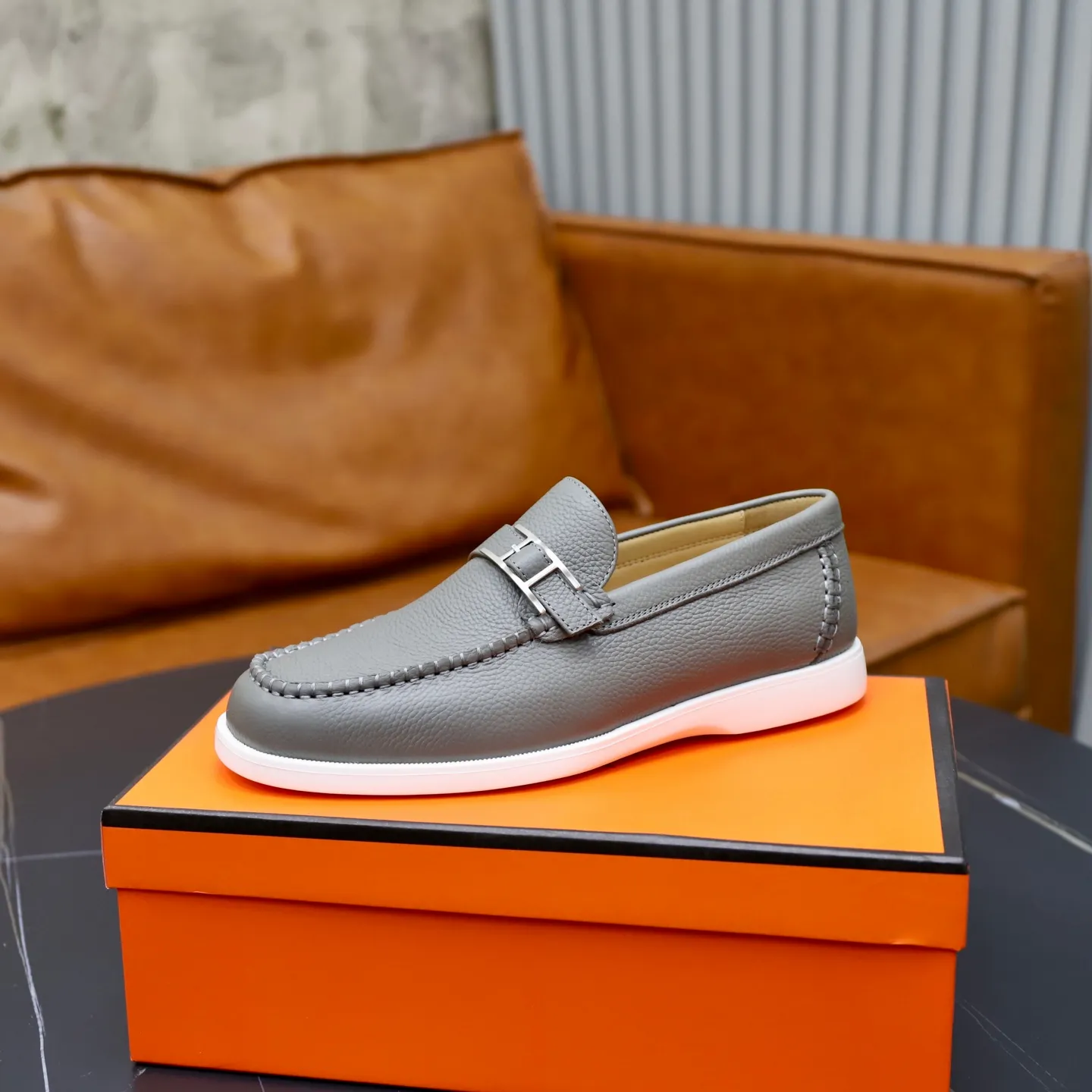 Ex-factory price: 560💰Hermès/Hermès slip-on men's shoes. This shoe is made of imported pebbled cowhide. It has simple and smooth lines and is combined with aerodynamically designed 3CM rubber foam ultra-light soles! Youthful and fashionable, classic H-shaped hardware buckle decoration, calf lining gently wraps the feet, with logo cowhide feet, casual and urban style, highlighting youthful vitality, sports and leisure version, super versatile, code number: 38-39-40-41-42-43-44 standard leather shoe size (45 can be customized but does not support returns)